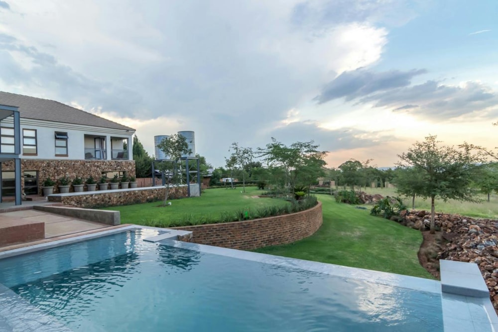 Double-storey house for sale in Cornwall Hill - CN1595749