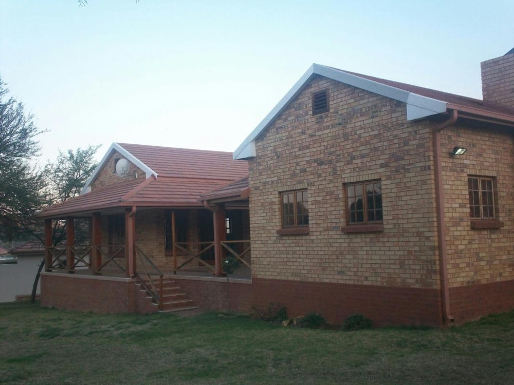 House for sale in Buffelspoort - 1RU1228304