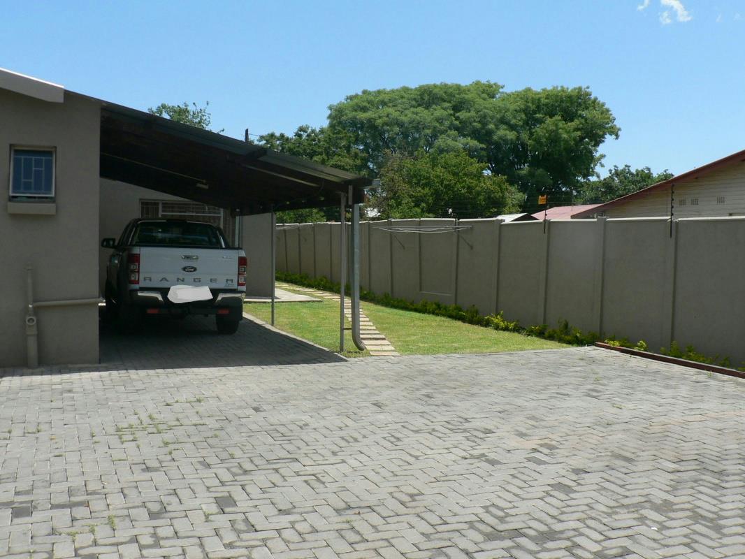 Bachelor apartment to rent in Oos Einde, Rustenburg - 1RU1367645