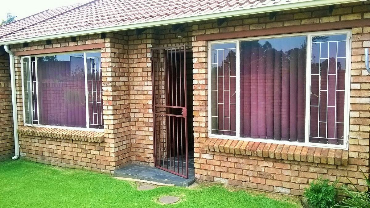 Townhouse let in Dalpark Ext 1 - 1BJ1694295