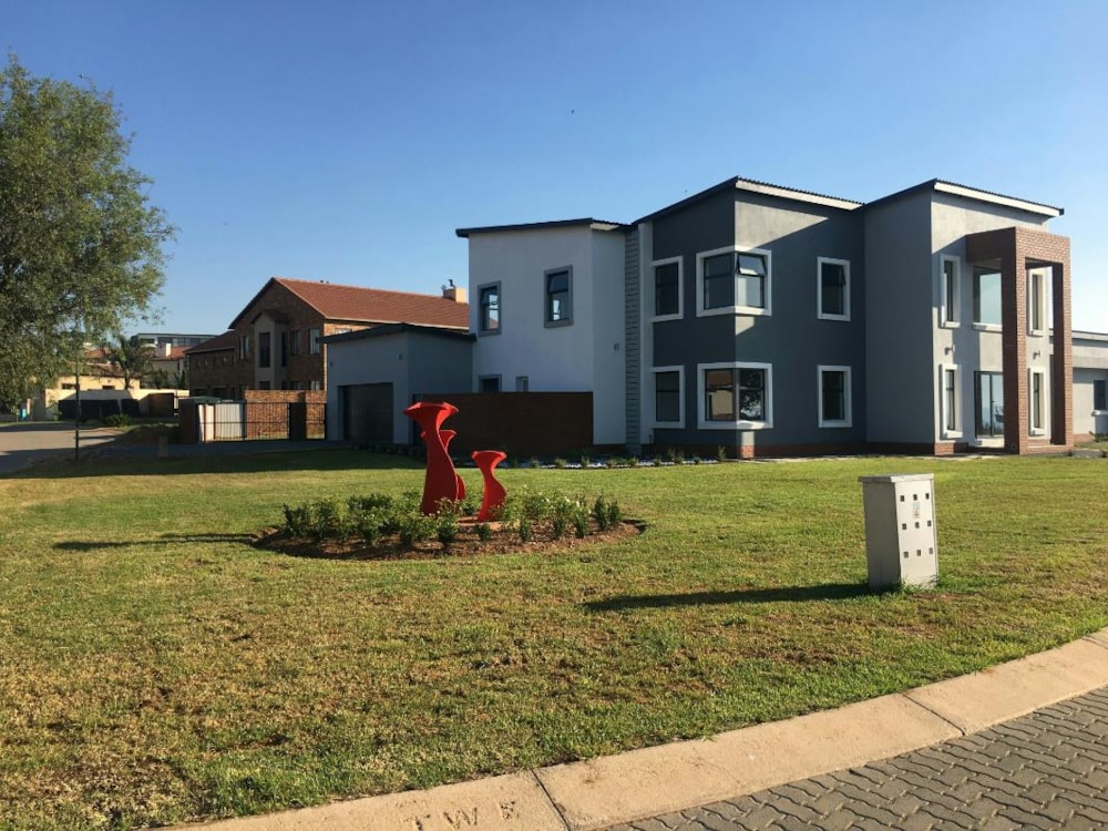 Security estate home for sale in Aquavista Mountain Estate - PRN1293508