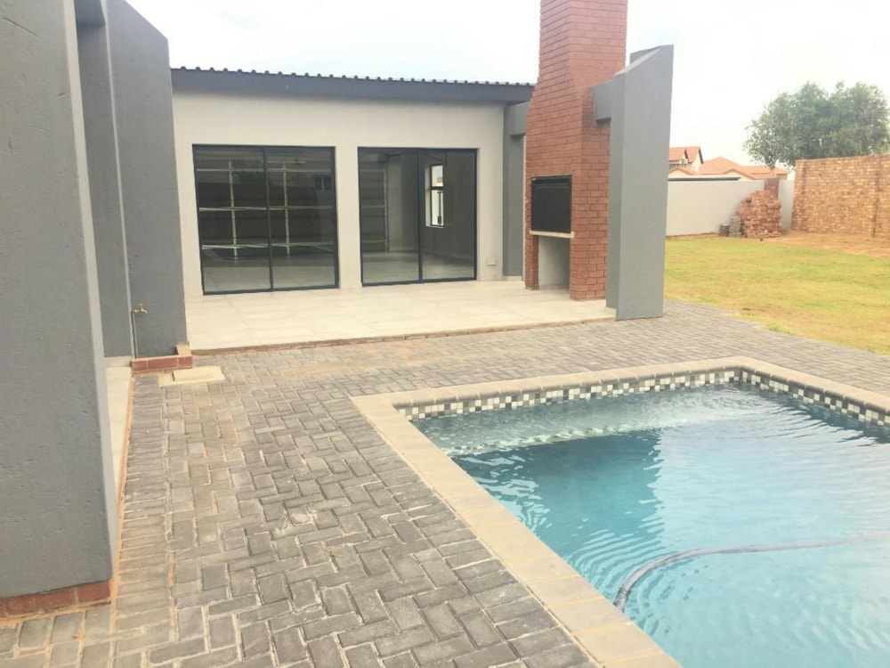 Security estate home for sale in Aquavista Mountain Estate - PRN1293508