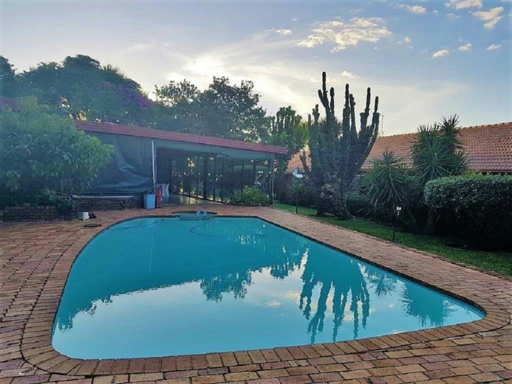 Guesthouse for sale in Die Hoewes - CN1304927