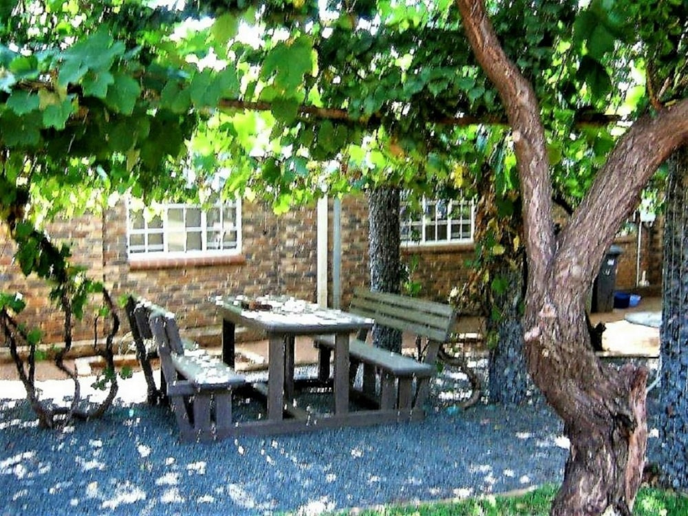 Guesthouse for sale in Die Hoewes - CN1304927