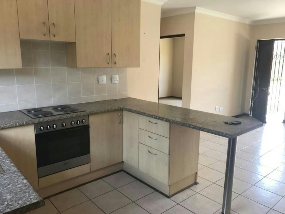 Security complex home to rent in Langenhovenpark - 1BX1750866 Security complex home to rent in Langenhovenpark - 1BX1750866