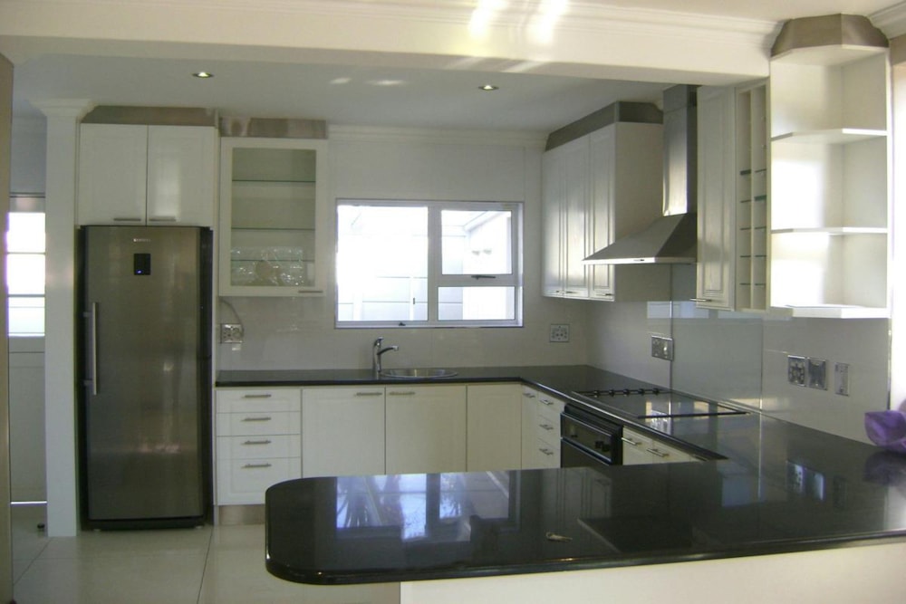 House let in Sunset Beach, Cape Town - 1TV1680489