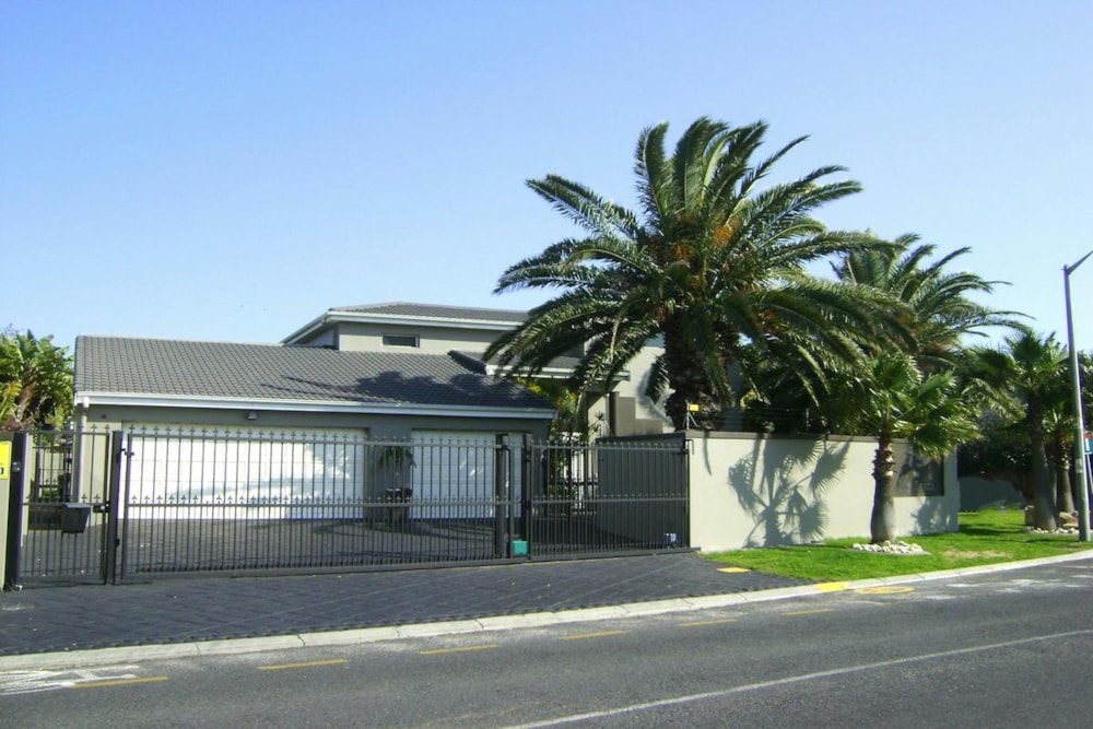 House let in Sunset Beach, Cape Town - 1TV1680489