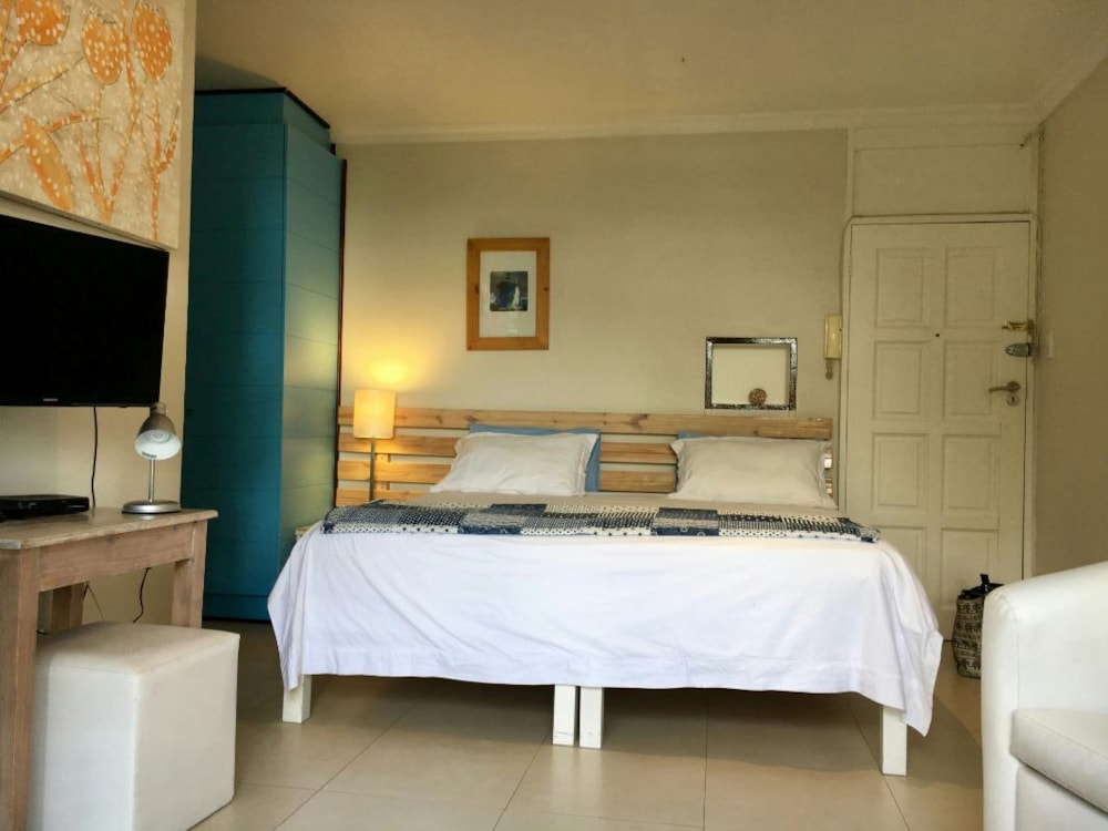 Bachelor apartment to rent in Gardens - CBL1741192