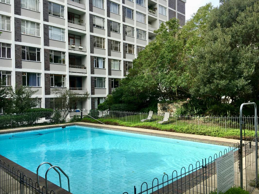 Bachelor apartment to rent in Gardens - CBL1741192