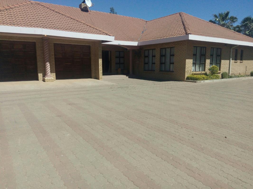 Single-storey house for sale in Mogoditshane, Botswana - 3BO1644300