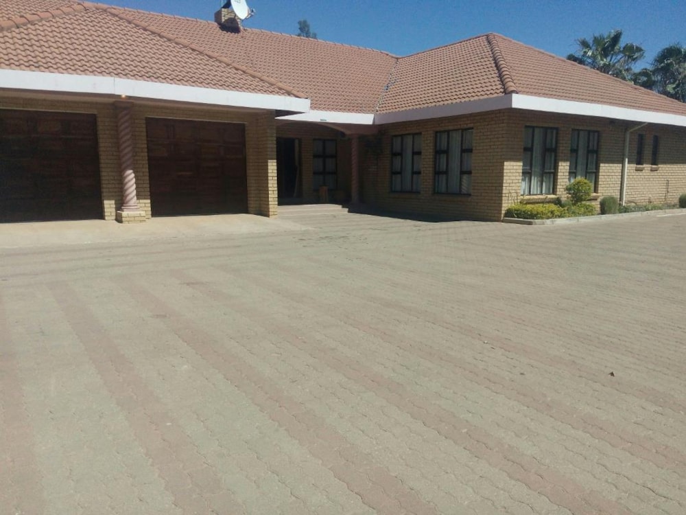 Single-storey house for sale in Mogoditshane, Botswana - 3BO1644300 Single-storey house for sale in Mogoditshane, Botswana - 3BO1644300