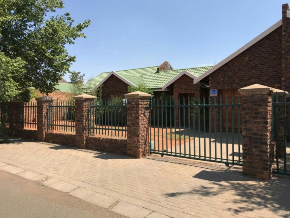 Townhouse let in Royldene - 1KJ1675614 Townhouse let in Royldene - 1KJ1675614