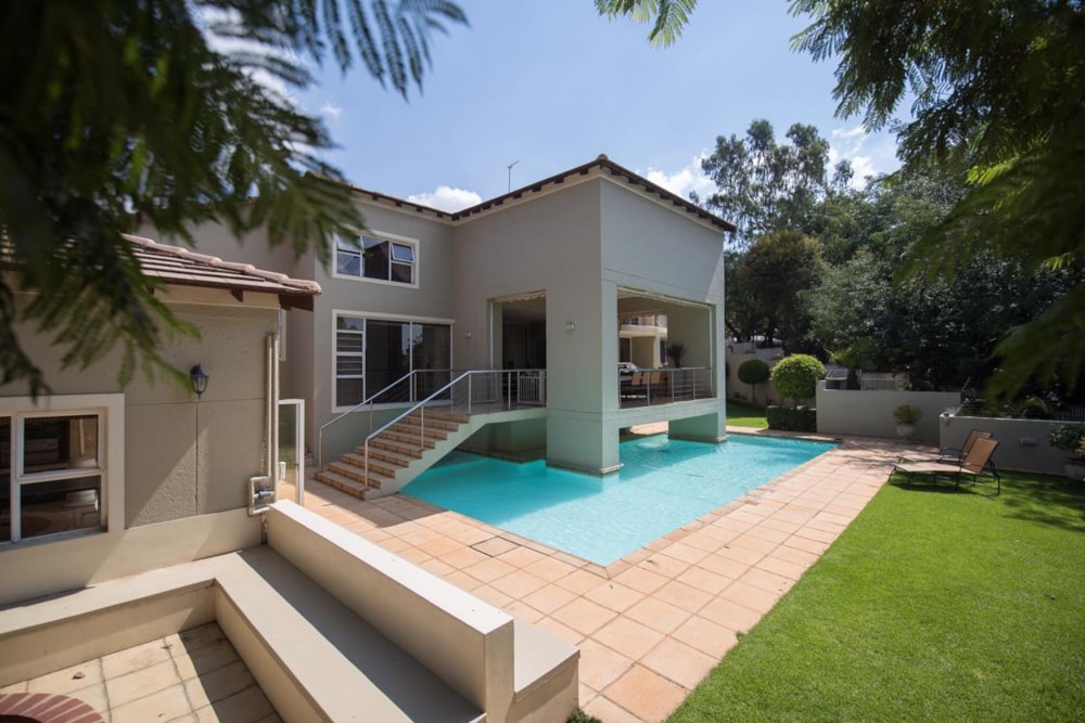 Security complex home for sale in Waterkloof Park - PT1517980 Security complex home for sale in Waterkloof Park - PT1517980