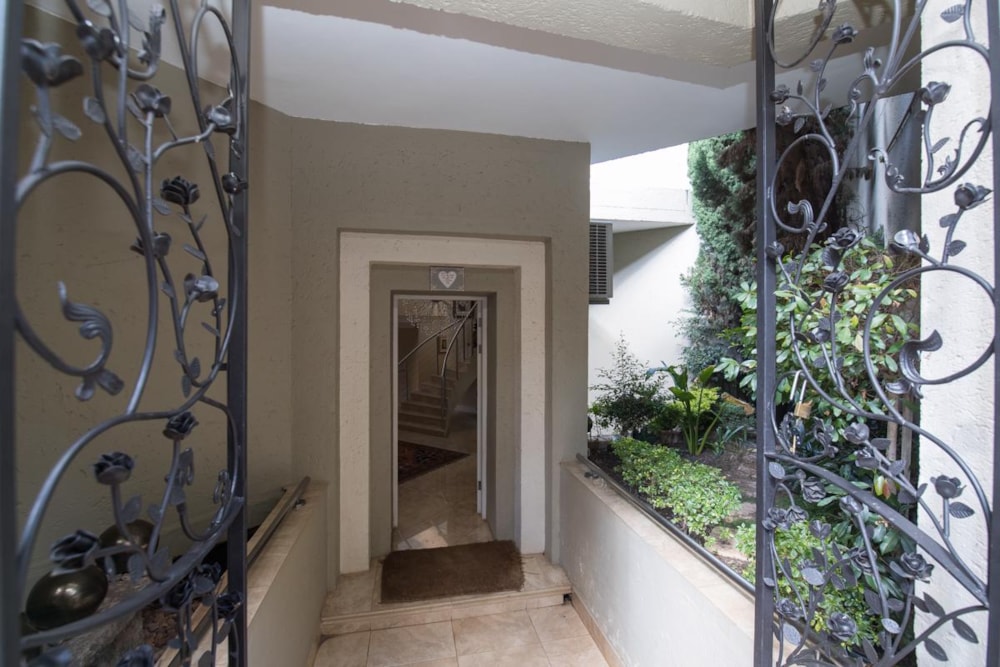 Security complex home for sale in Waterkloof Park - PT1517980 Security complex home for sale in Waterkloof Park - PT1517980