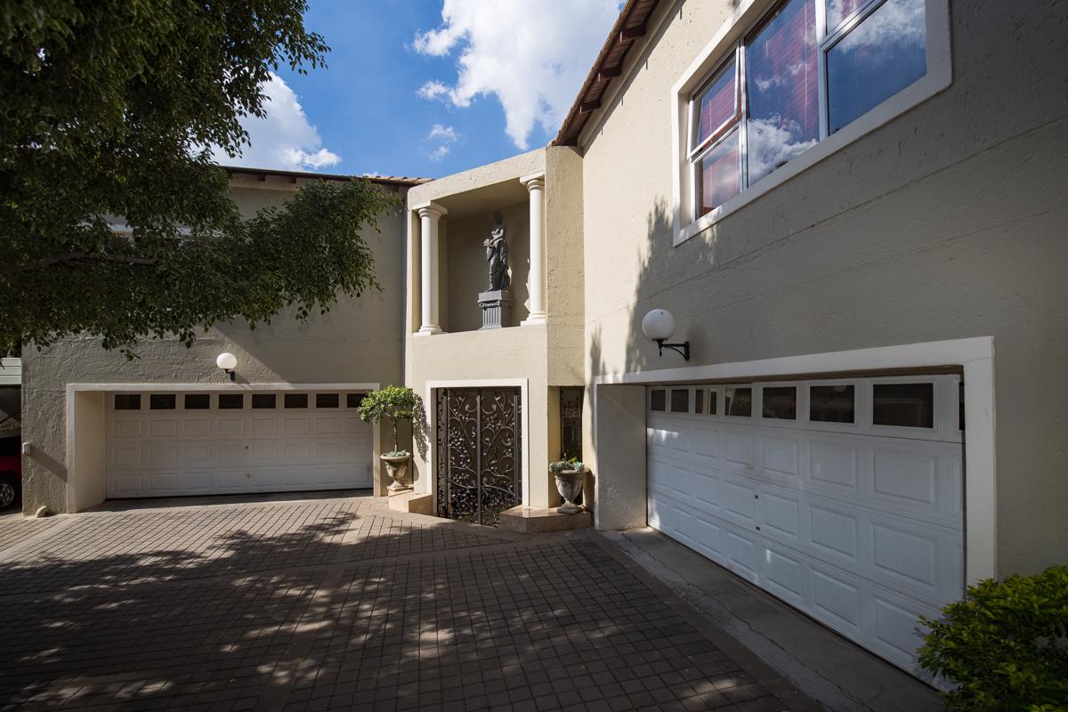 Security complex home for sale in Waterkloof Park - PT1517980