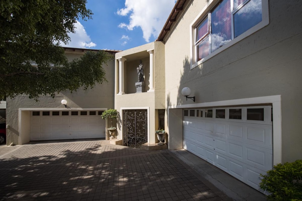 Security complex home for sale in Waterkloof Park - PT1517980 Security complex home for sale in Waterkloof Park - PT1517980