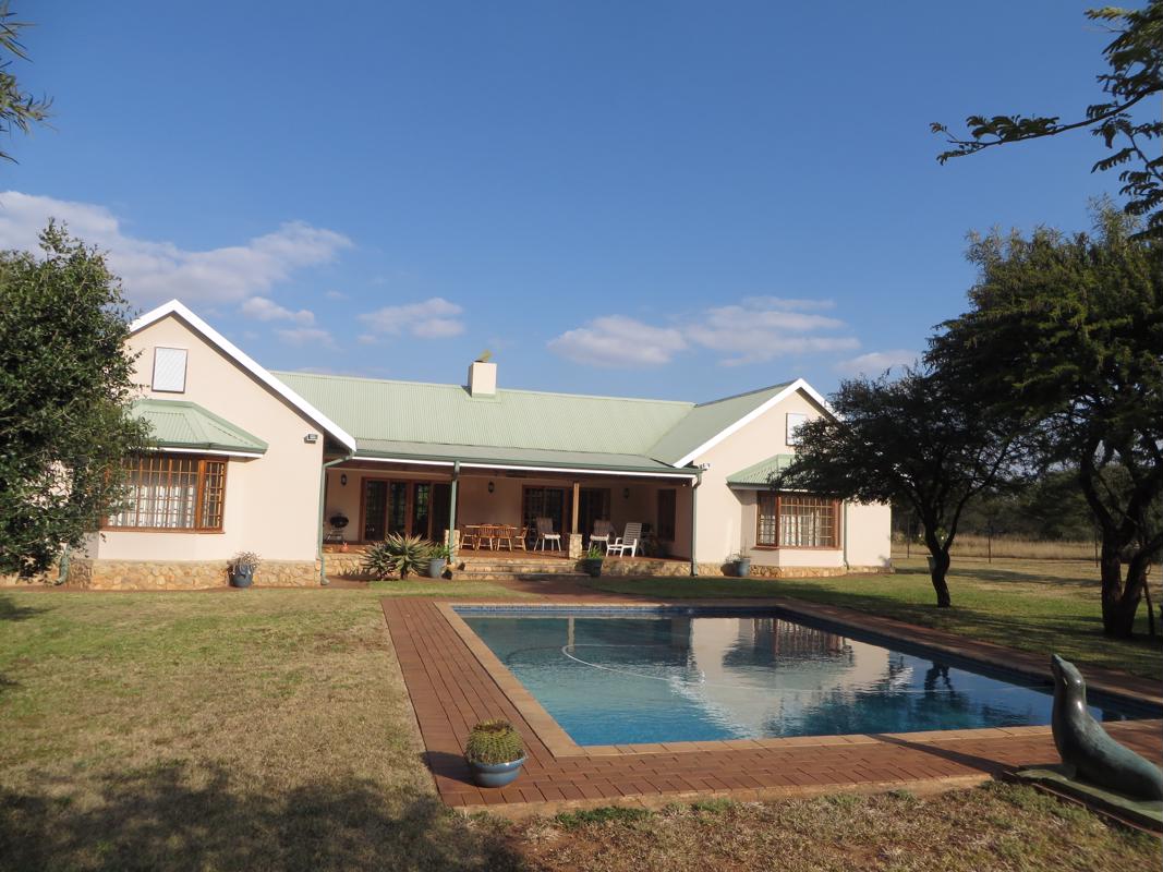 Smallholding for sale in Skeerpoort - 1HR1381991