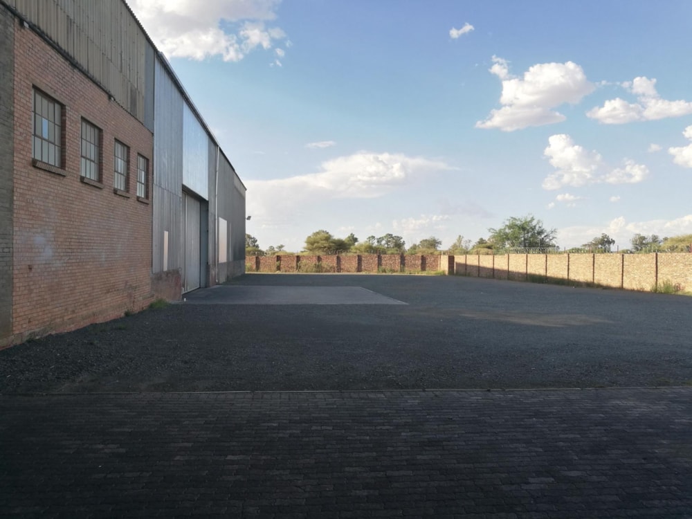 Commercial industrial property for sale in Kimberley - 1KJ1666784 Commercial industrial property for sale in Kimberley - 1KJ1666784