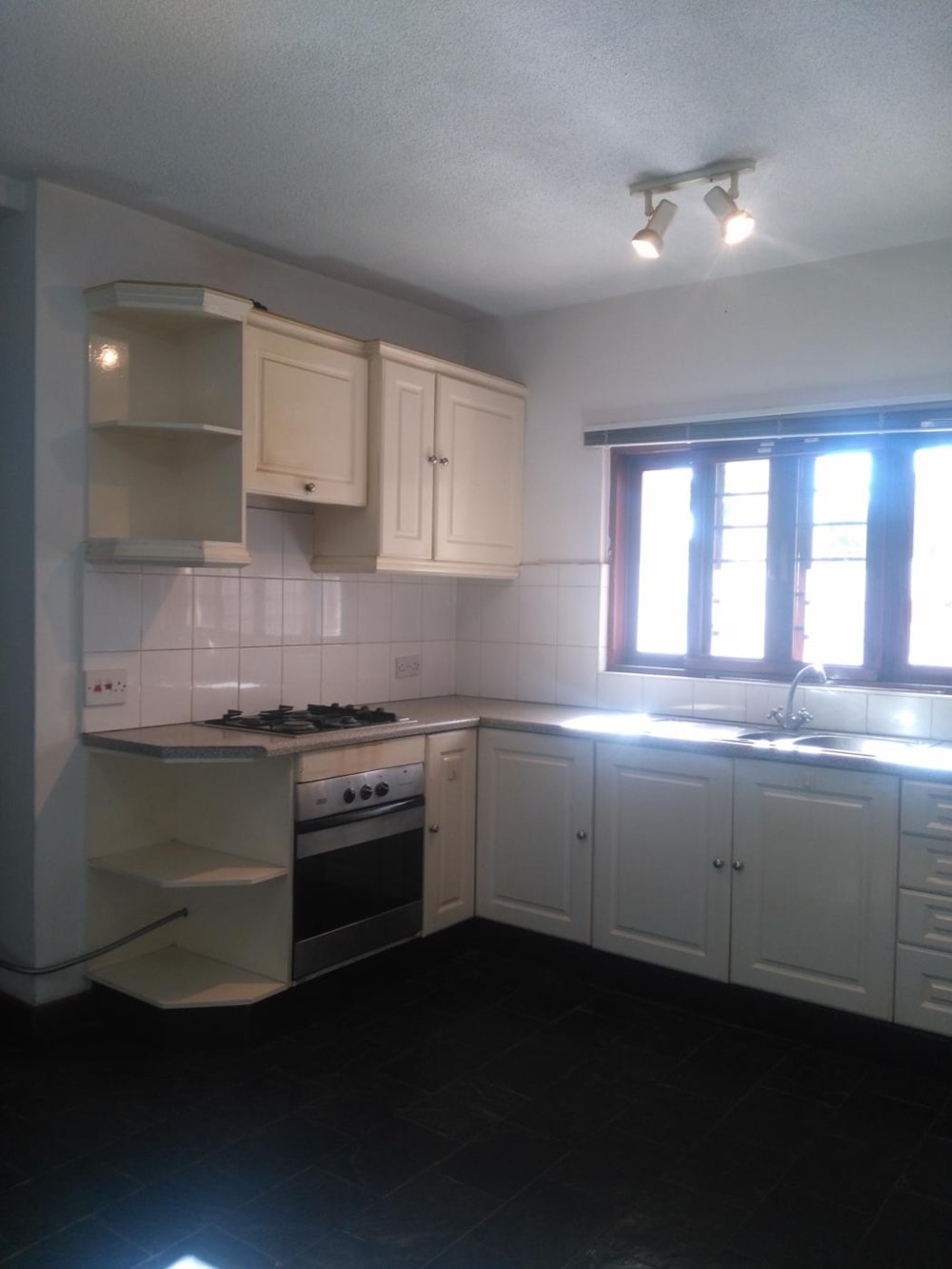 Security complex home to rent in Kabulonga, Zambia - 3ZA1434549 Security complex home to rent in Kabulonga, Zambia - 3ZA1434549