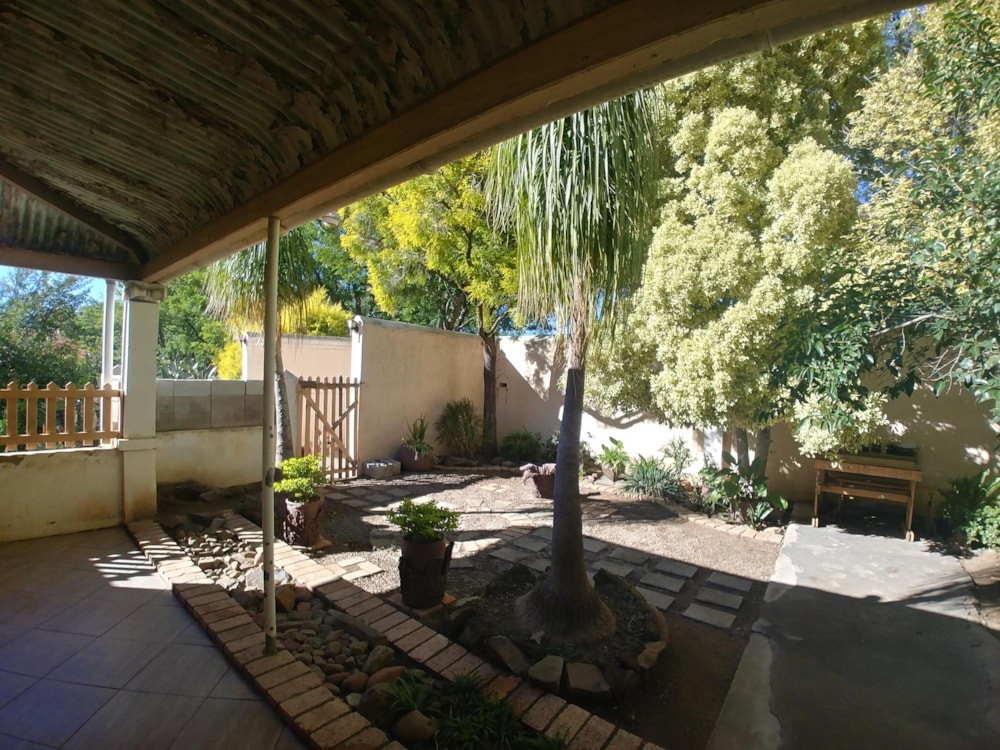 House for sale in Somerset East - 1KK1436449