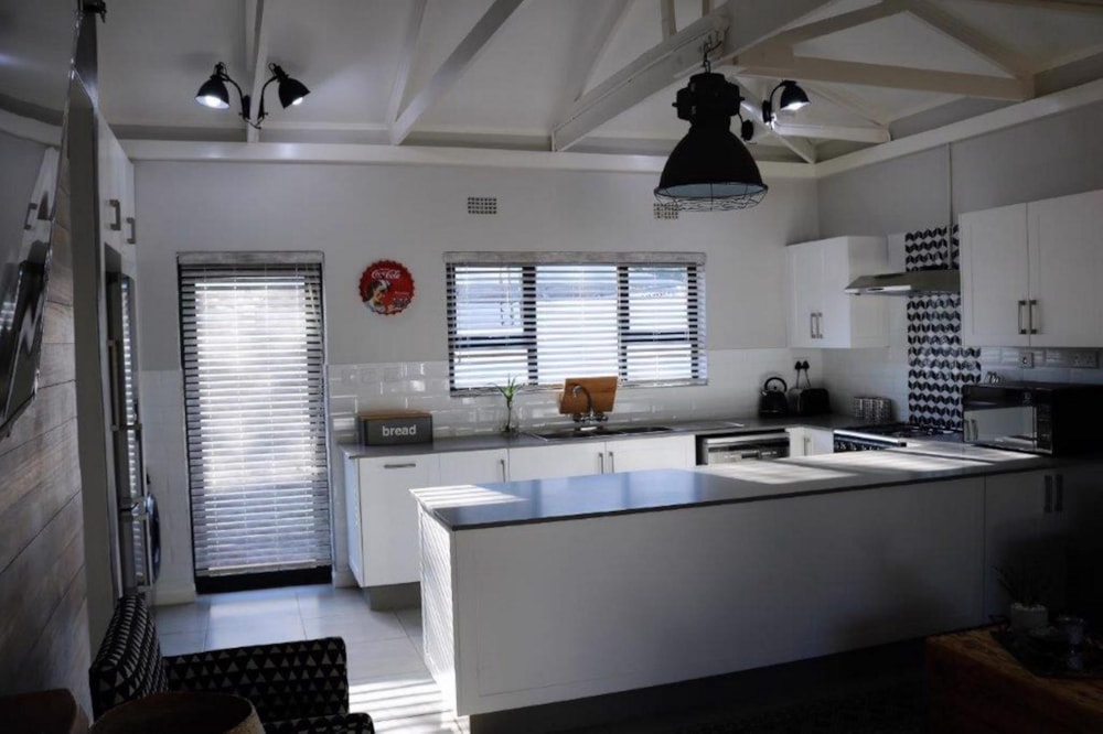 Security complex home let in Partial, Botswana - 3BO1579684 Security complex home let in Partial, Botswana - 3BO1579684