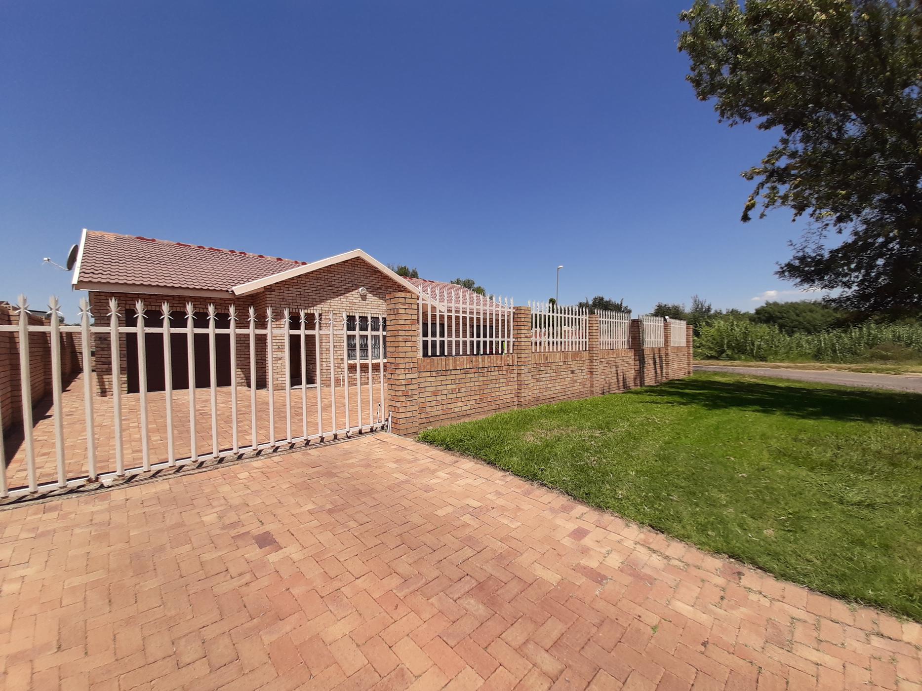 Townhouse for sale in Lennoxton - 1NW1477642