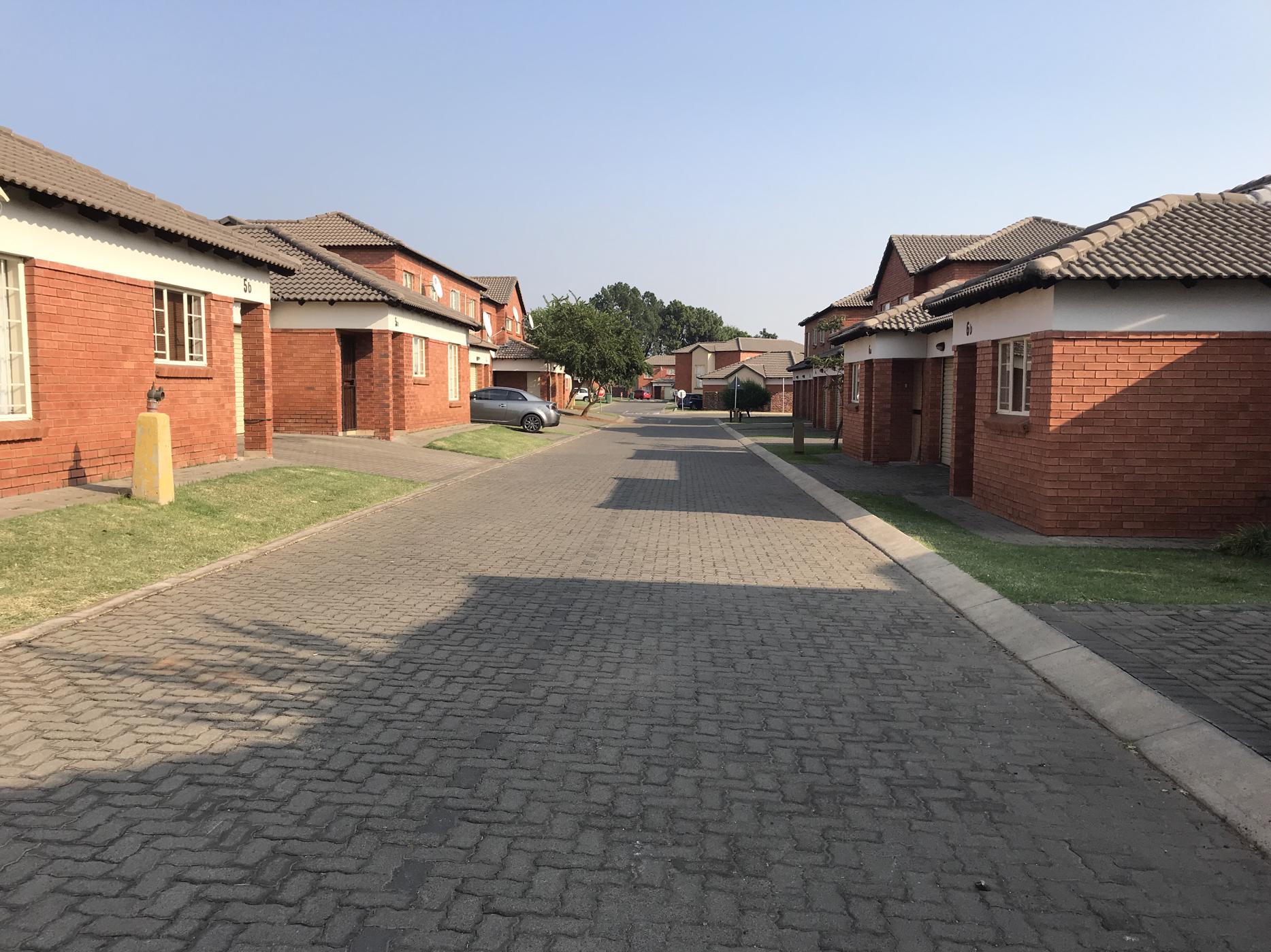 Townhouse to rent in Rustenburg - 1RU1479538