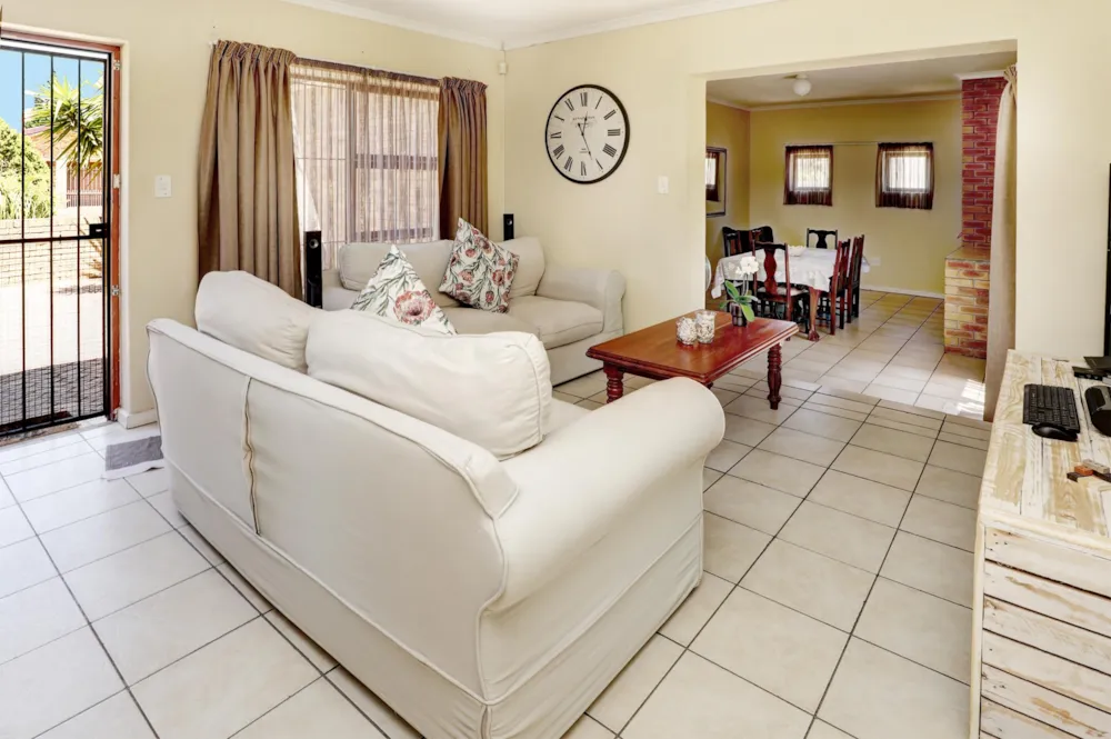 House let in The Crest - NSL1744586