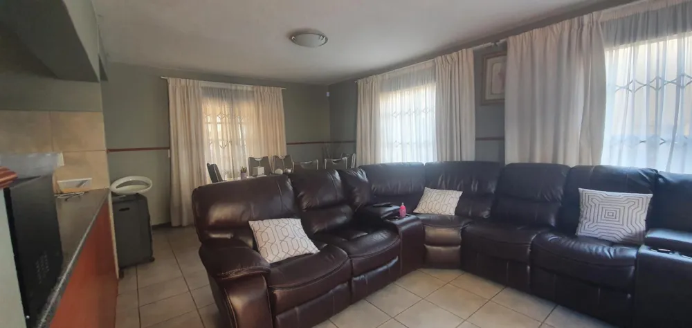 Townhouse to rent in Bendor Park - 1PS1756008