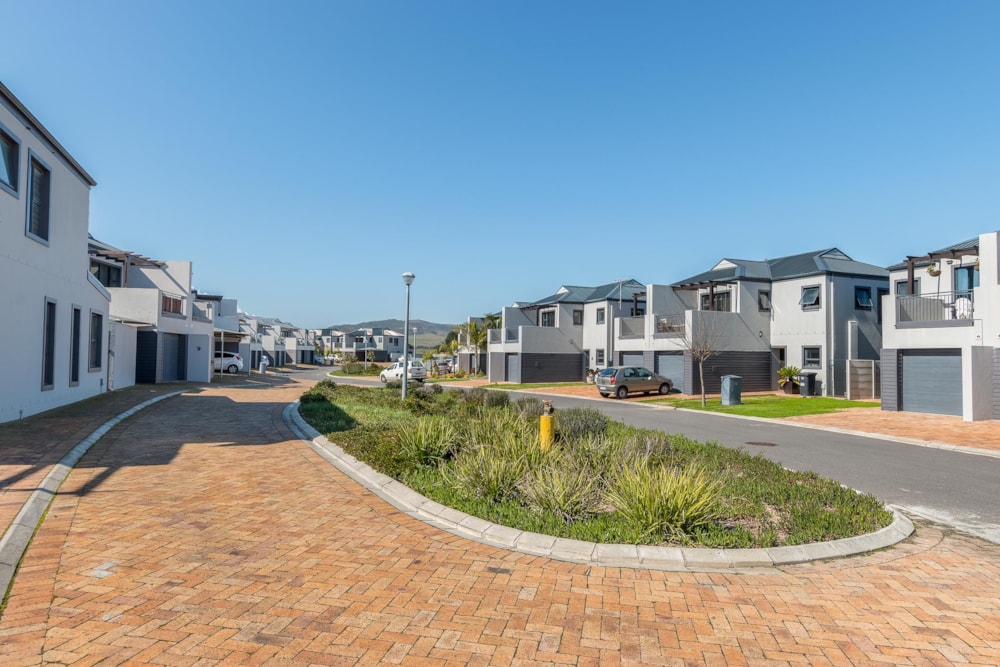 Security complex home sold in Brackenfell South - 1BC1713407 Security complex home sold in Brackenfell South - 1BC1713407