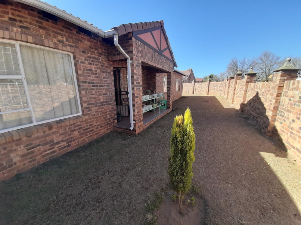 Security complex home for sale in Lennoxton - 1NW1495901