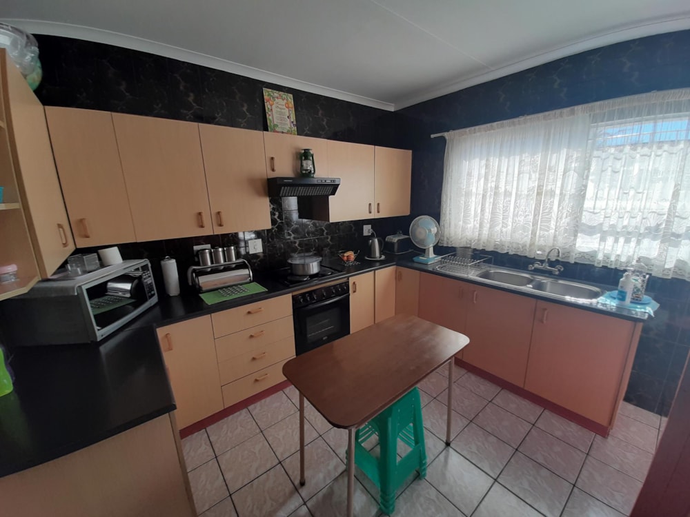 Security complex home for sale in Lennoxton - 1NW1495901