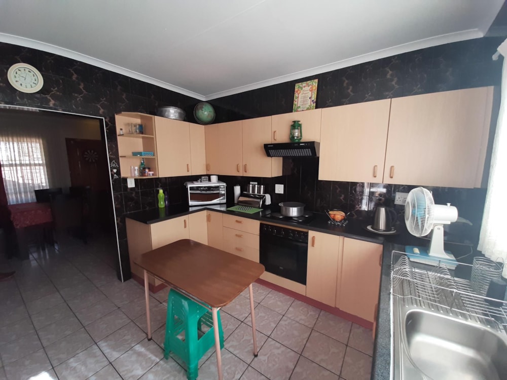 Security complex home for sale in Lennoxton - 1NW1495901