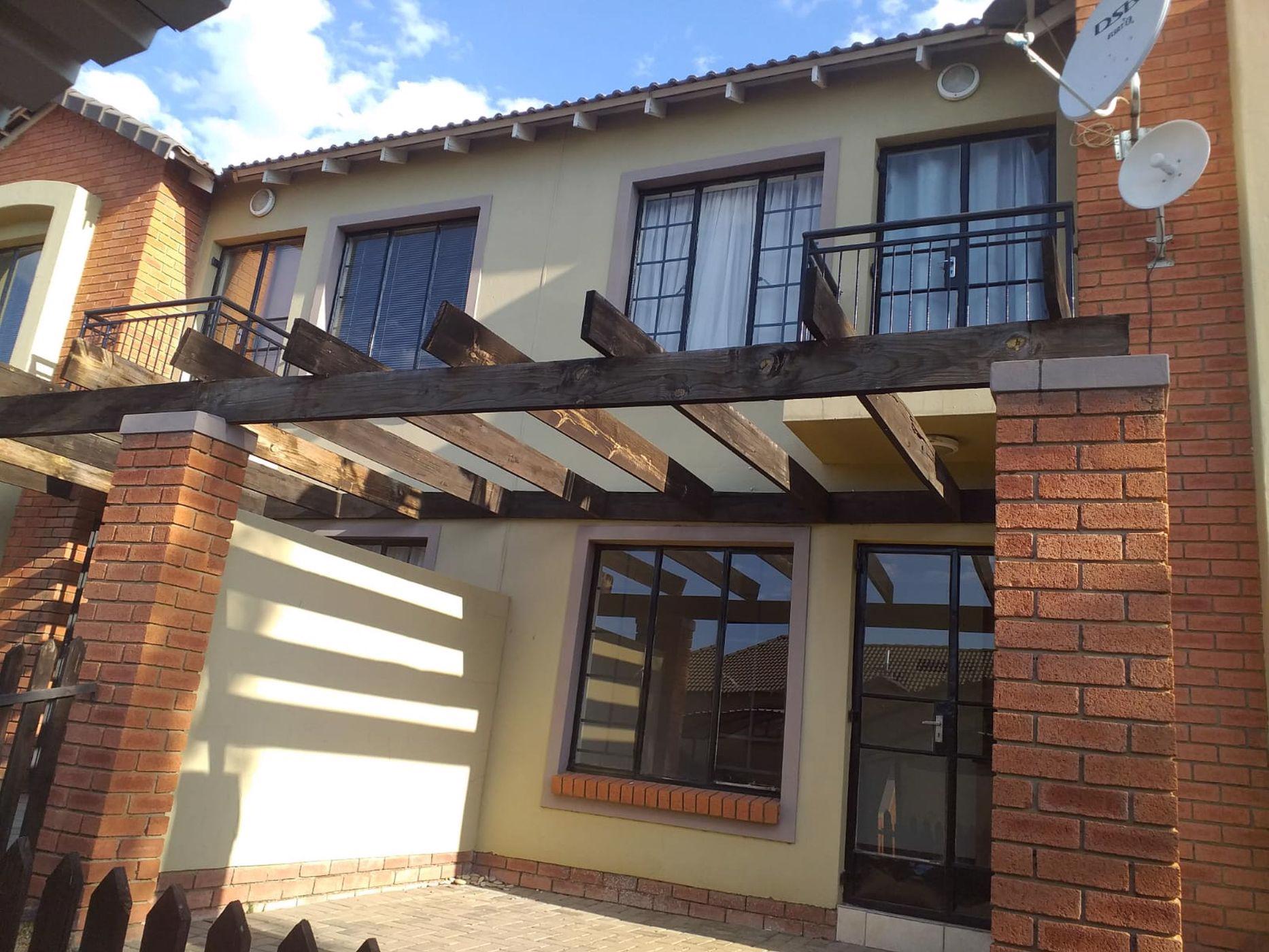 Townhouse to rent in Hillside, Bloemfontein - 1BX1749801