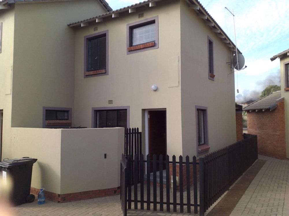 Security complex home to rent in Hillside, Bloemfontein - 1BX1724669 Security complex home to rent in Hillside, Bloemfontein - 1BX1724669