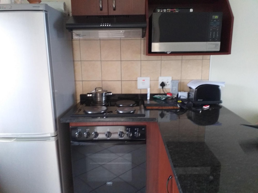 Security complex home to rent in Hillside, Bloemfontein - 1BX1724669 Security complex home to rent in Hillside, Bloemfontein - 1BX1724669