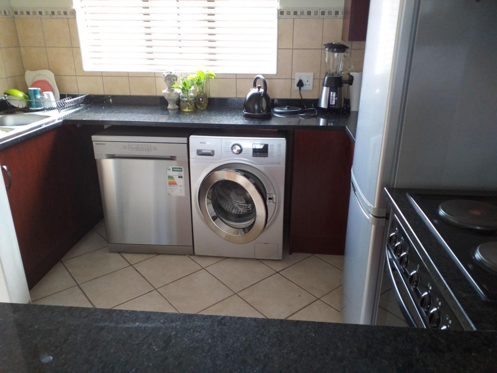 Security complex home to rent in Hillside, Bloemfontein - 1BX1724669 Security complex home to rent in Hillside, Bloemfontein - 1BX1724669