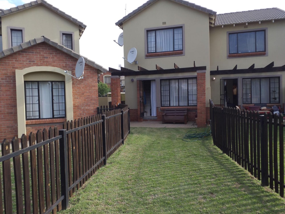 Security complex home to rent in Hillside, Bloemfontein - 1BX1724669 Security complex home to rent in Hillside, Bloemfontein - 1BX1724669