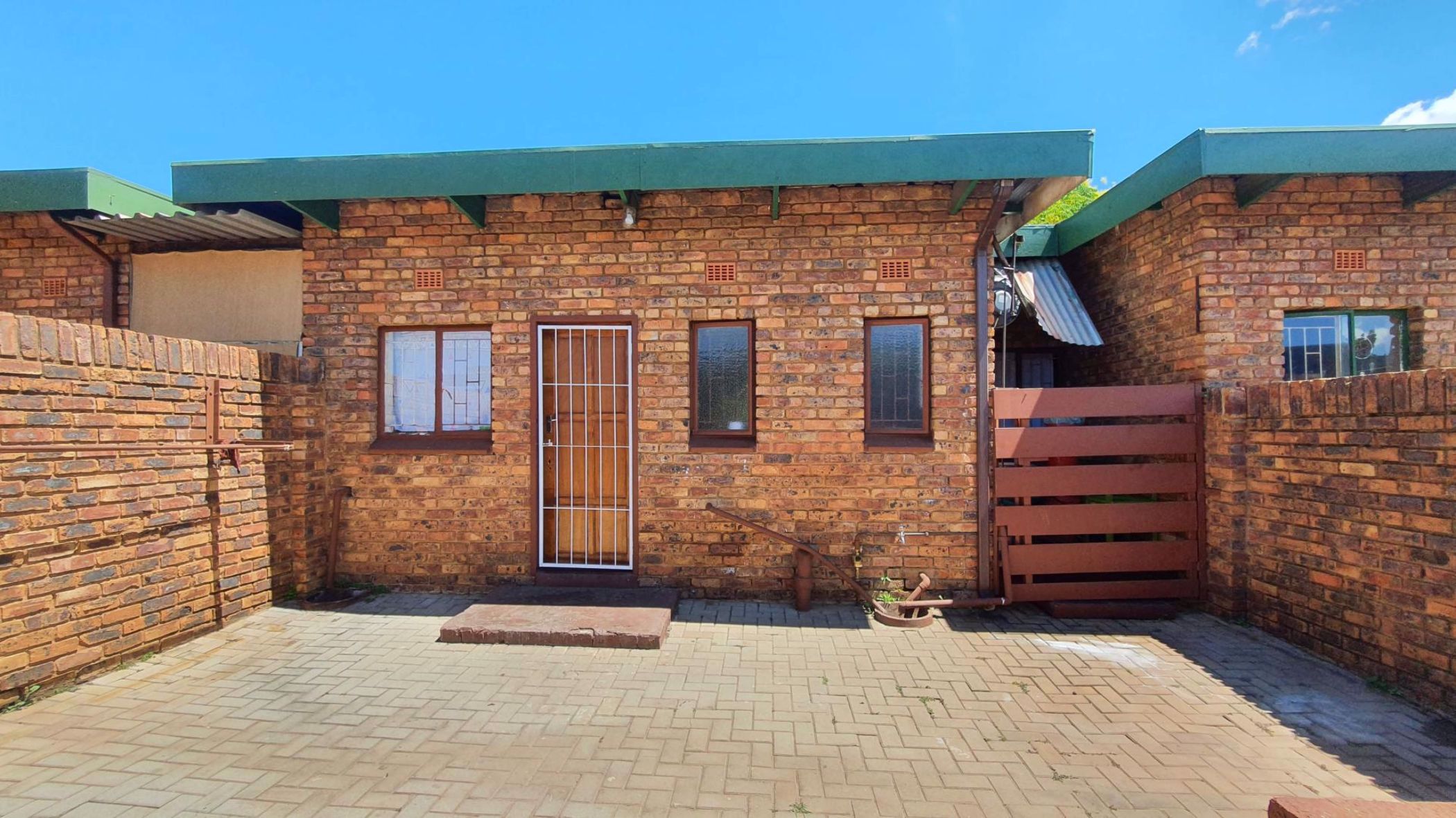 Townhouse for sale in Middelburg Central (Mpumalanga Central)  - 1MD1711254