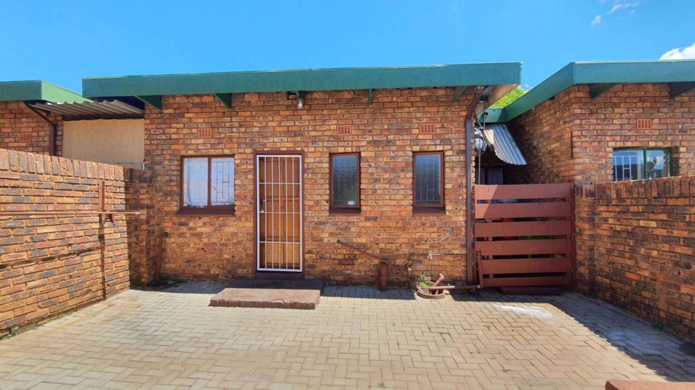 Townhouse for sale in Middelburg Central (Mpumalanga Central)  - 1MD1711254
