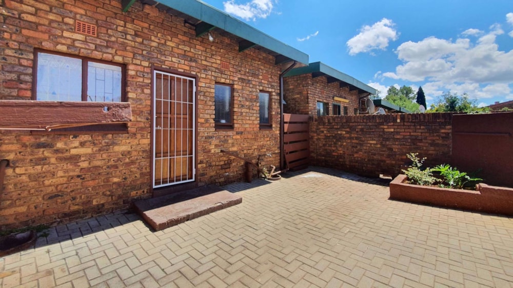 Townhouse for sale in Middelburg Central (Mpumalanga Central)  - 1MD1711254