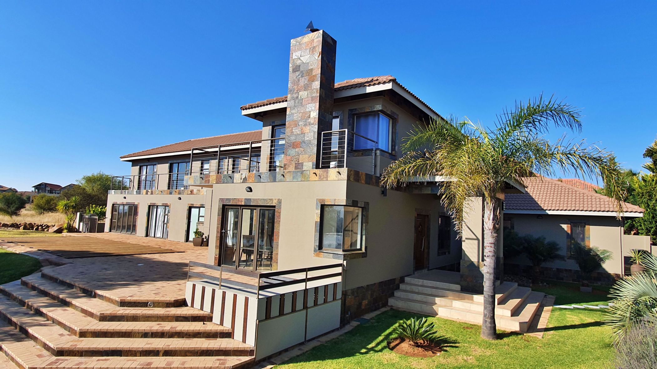 Double-storey house for sale in Woodland Hills - 1BX1537946