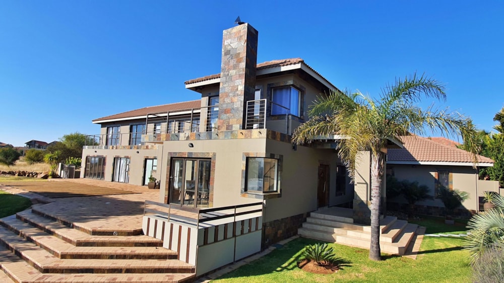 Double-storey house for sale in Woodland Hills - 1BX1537946