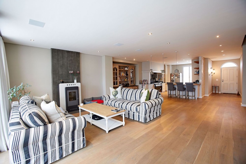 House let in Constantia, Cape Town - RBL1709452