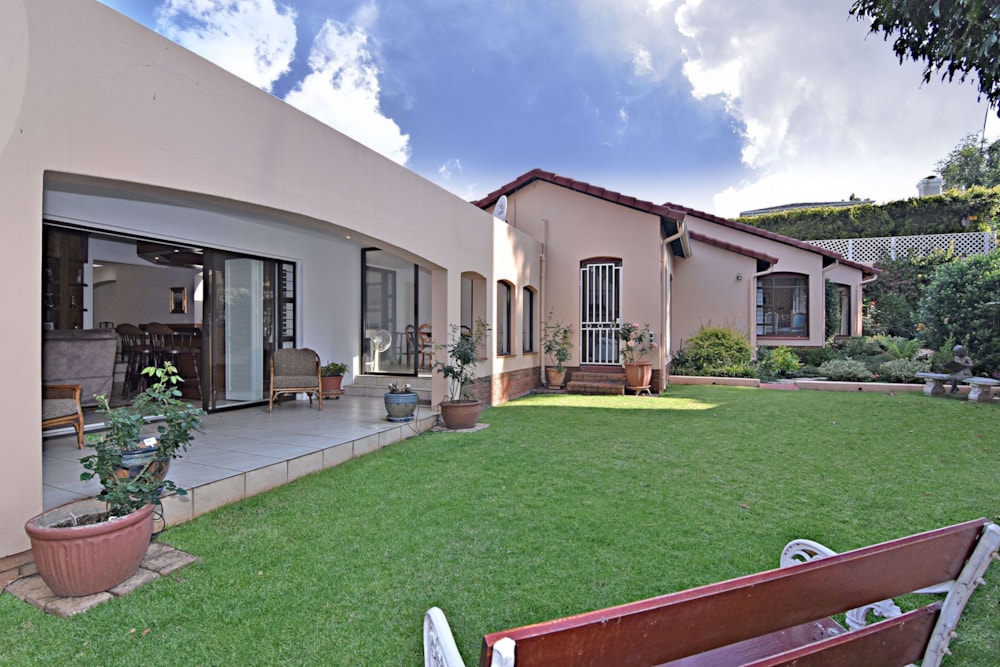 Cluster for sale in Hyde Park, Sandton - HP1549575