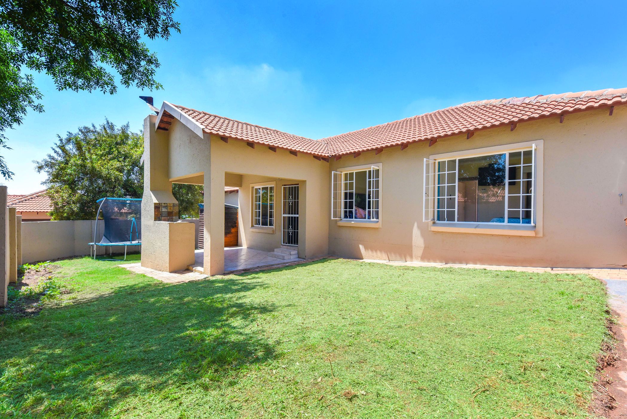 Townhouse sold in North Riding - FW1686041