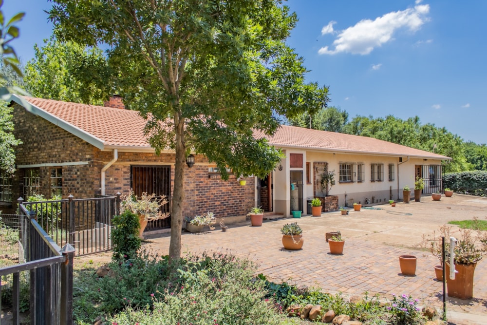 Mixed use farm for sale in Skeerpoort - 1HR1553866 Mixed use farm for sale in Skeerpoort - 1HR1553866