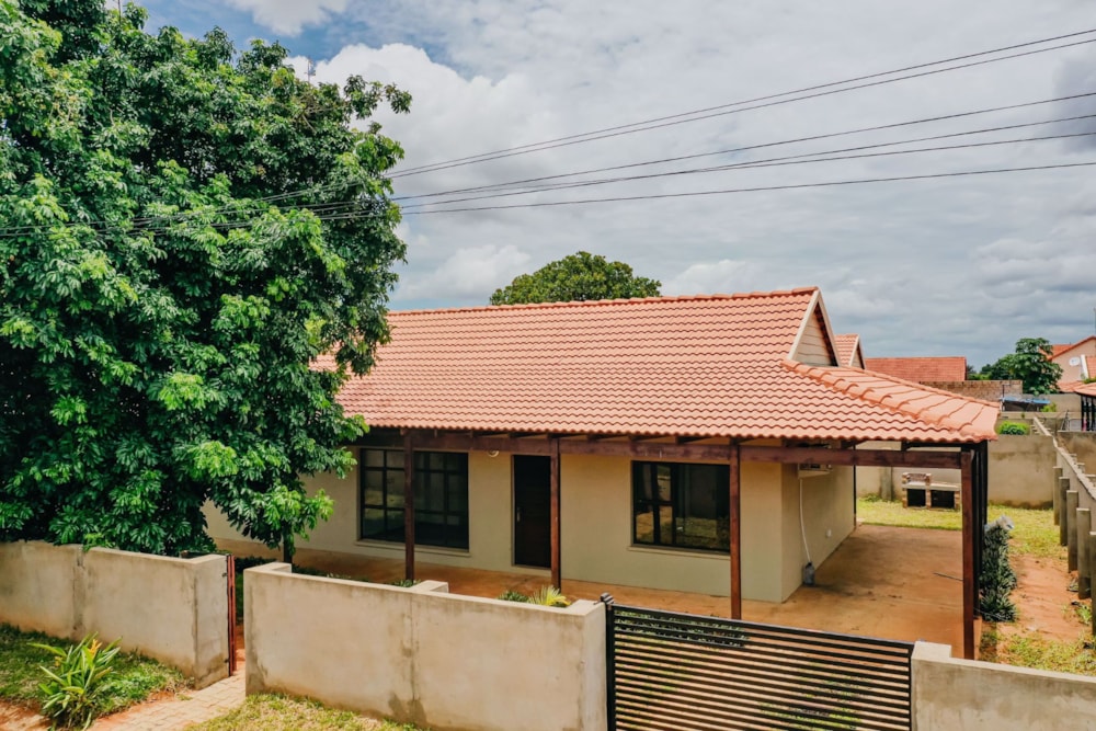 Security complex home to rent in Matola, Mozambique - 3MQ1635535 Security complex home to rent in Matola, Mozambique - 3MQ1635535