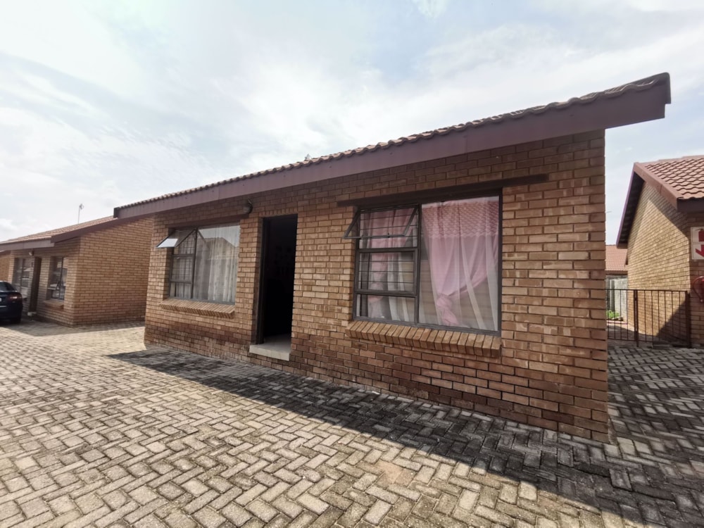 Townhouse for sale in Bendor Park - 1PS1660183 Townhouse for sale in Bendor Park - 1PS1660183