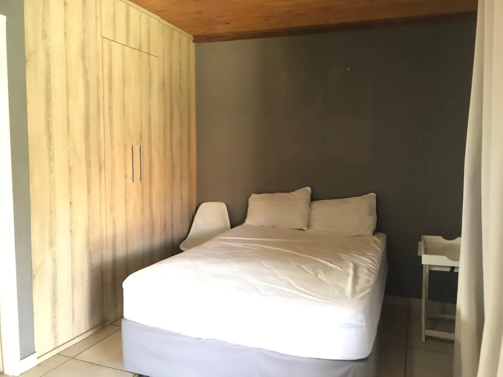 Bachelor apartment to rent in Royldene - 1KJ1752380